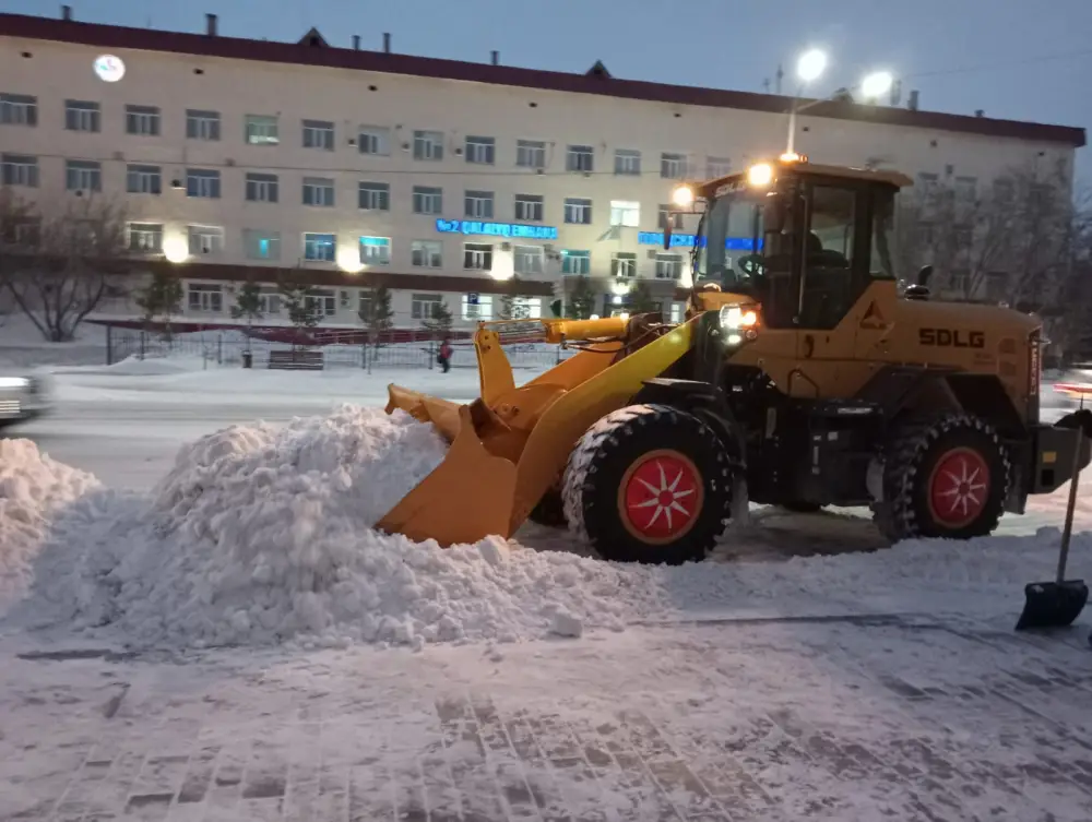 Около трех тысяч дорожных рабочих задействовано в снегоуборочных работах в Астане (7)