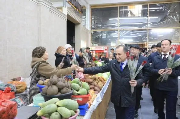 САРЫАГАШ: РОЗЫ В РУКАХ ЖЕНЩИН — СИМВОЛ ВЕСНЫ И УВАЖЕНИЯ {city2}