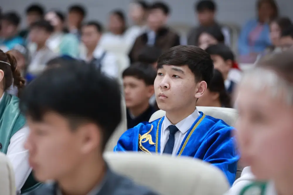 Ербол Карашукеев встретился с финалистами второго сезона «Ой шебері» (9)