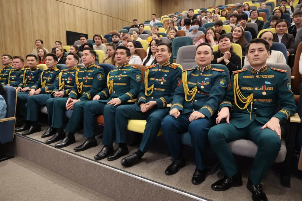 Встреча гвардейцев со школьниками в Астане: укрепление патриотизма среди молодежи {city2}
