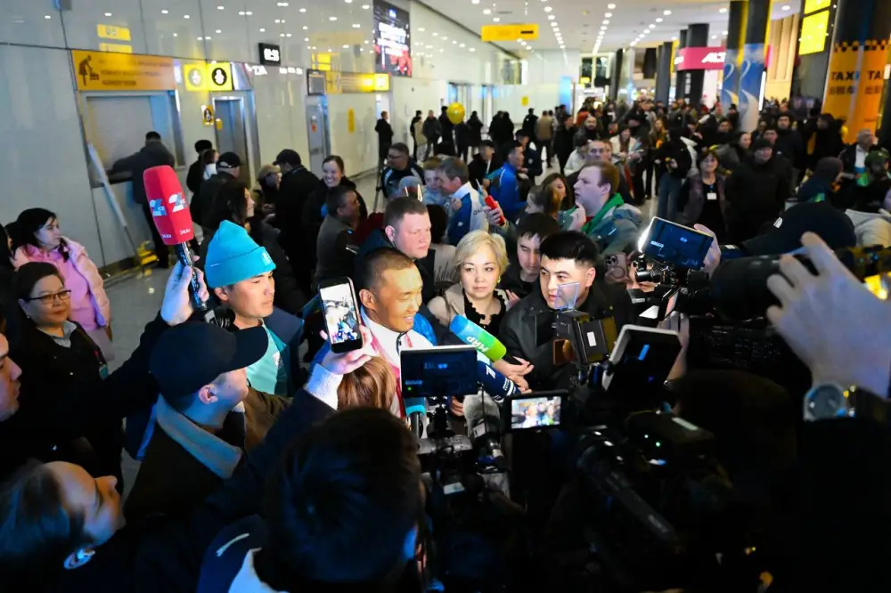 «Впервые в истории на одних зимних Паралимпийских играх Казахстан завоевал сразу две медали» - Ербола Хамитова торжественно встретили в аэропорту {city2}