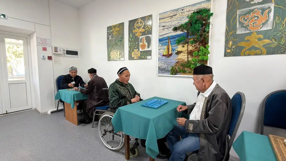 102 года и все еще в строю: поздравление от акима {city2}