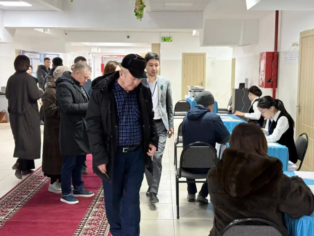 Аким Мангистауской области Нурдаулет Килыбай проголосовал на республиканском референдуме (3)