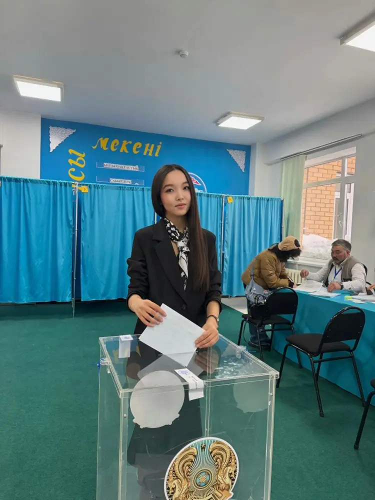 Астанская 18-летняя жительница с радостью впервые приняла участие в голосовании {city2}