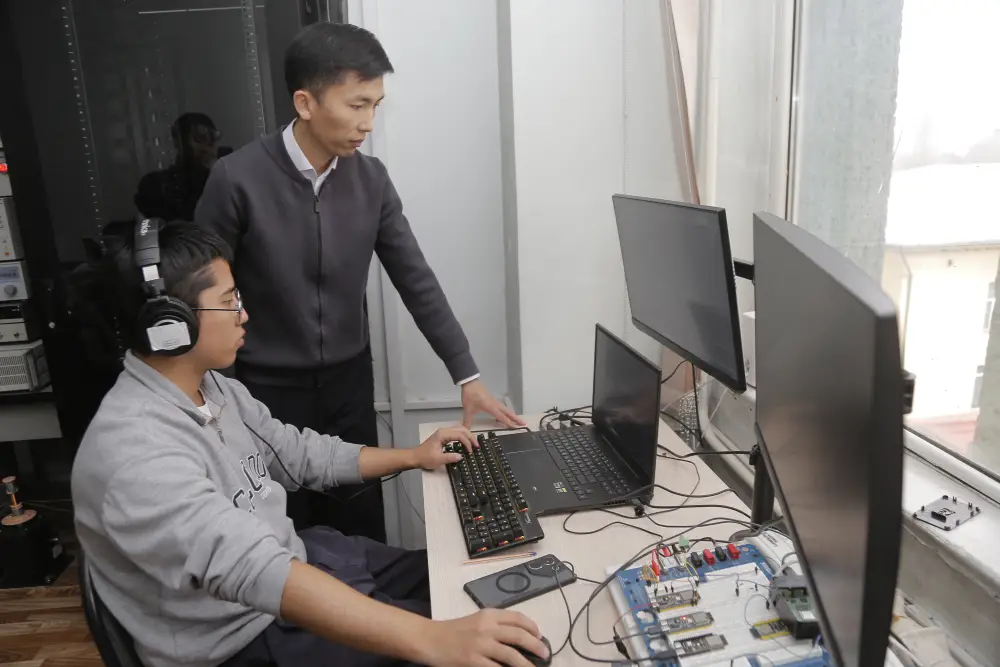 Разработка устройства для преобразования механических колебаний в электрическую энергию способствует автономности датчиков в удаленных районах Казахстана {city2}