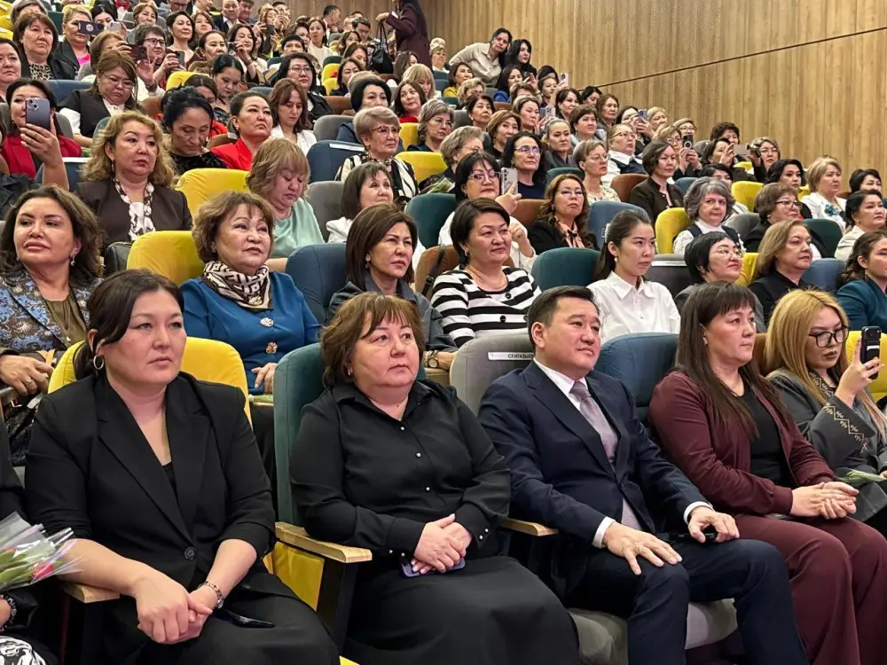 Праздник женщин в Астане собрал педагогов {city2}