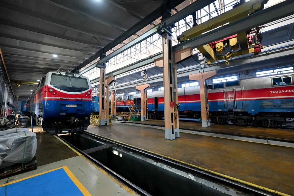 Аким области ознакомился с работой локомотивного депо «Қамқор Локомотив» в Аягозе (4)