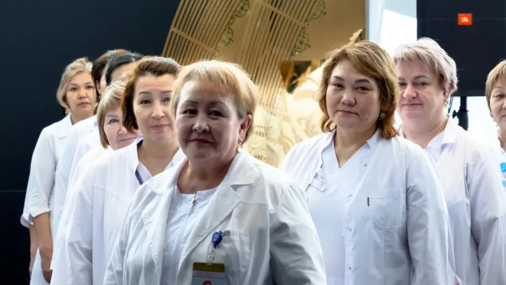 Астанинские медики поддержали новую Конституцию акцией {city2}