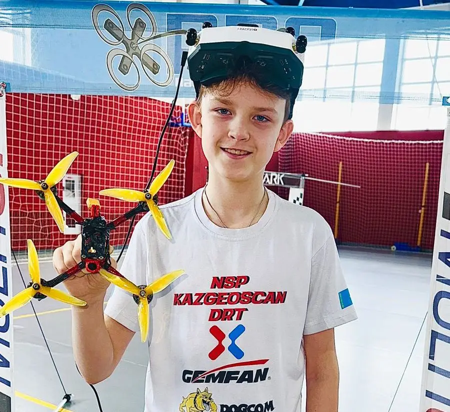 Подросток из Караганды демонстрирует успехи в дрон-рейсинге, завоевав четыре золотые медали на национальных чемпионатах {city2}