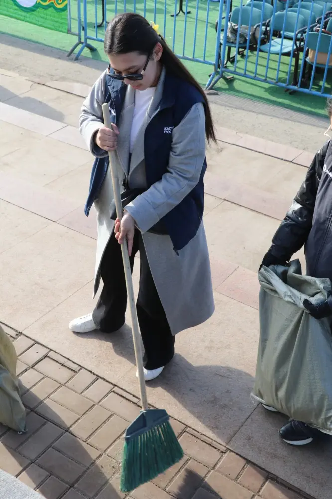 Участие молодежи в уборке парков в Актобе: вклад в экологическое сознание и общественное благо {city2}