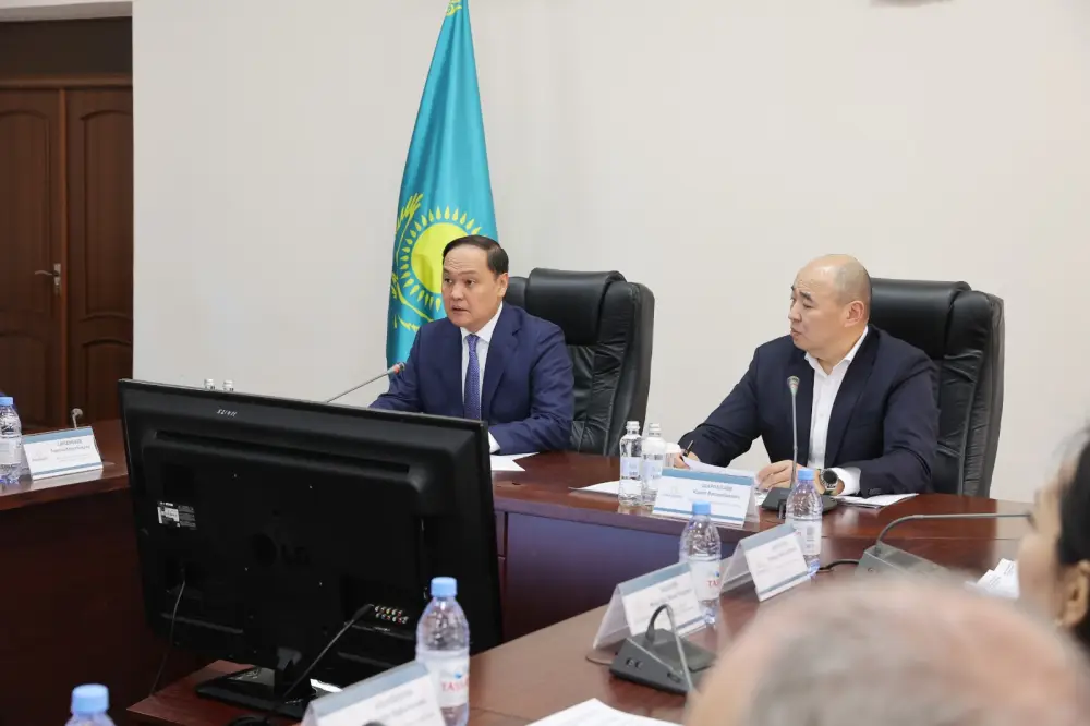 Встреча Ербола Карашукеева с предпринимателями: акцент на инвестиции и развитие бизнеса в Жамбылской области {city2}