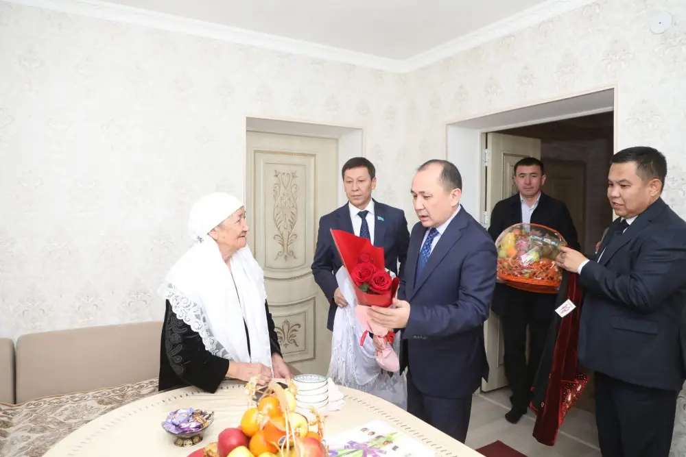 В Сарыагаше отметили Международный женский день, чествуя матерей-долгожительниц {city2}