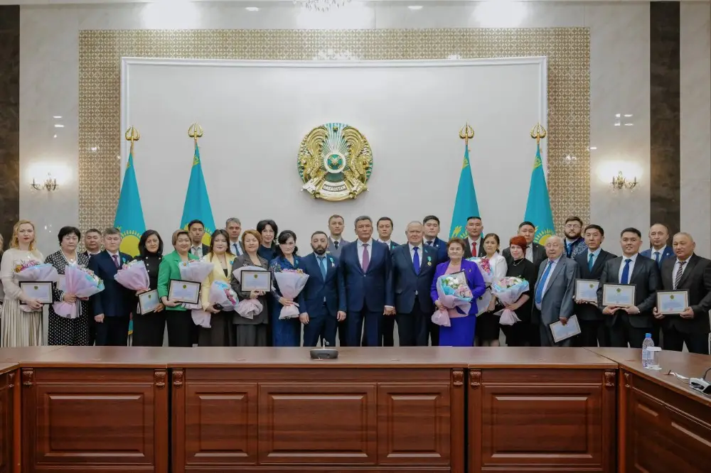 Золотые звезды за преданность: аким области наградил героев новой Конституции {city2}