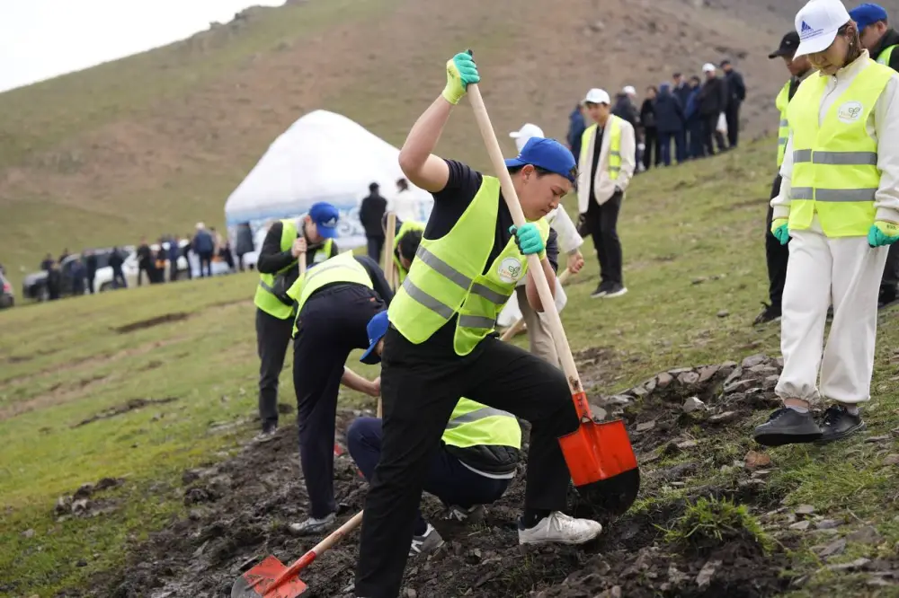 Волонтеры движения «Болашақтың қайнары» призвали казахстанцев поддержать экологическую акцию по очистке родников «Мөлдір бұлақ» (3)