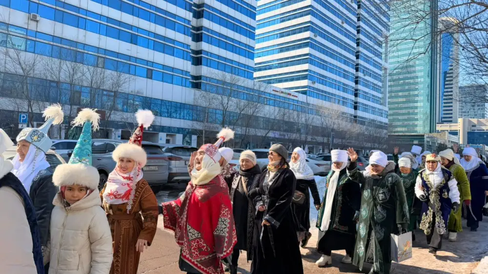 В Астане пенсионеры провели шествие национальных костюмов, способствуя популяризации казахской культуры {city2}