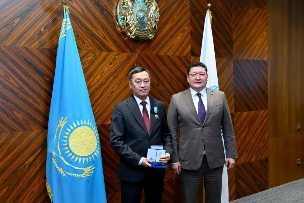 Активным участникам политической и общественной жизни региона оказано почтение (4)