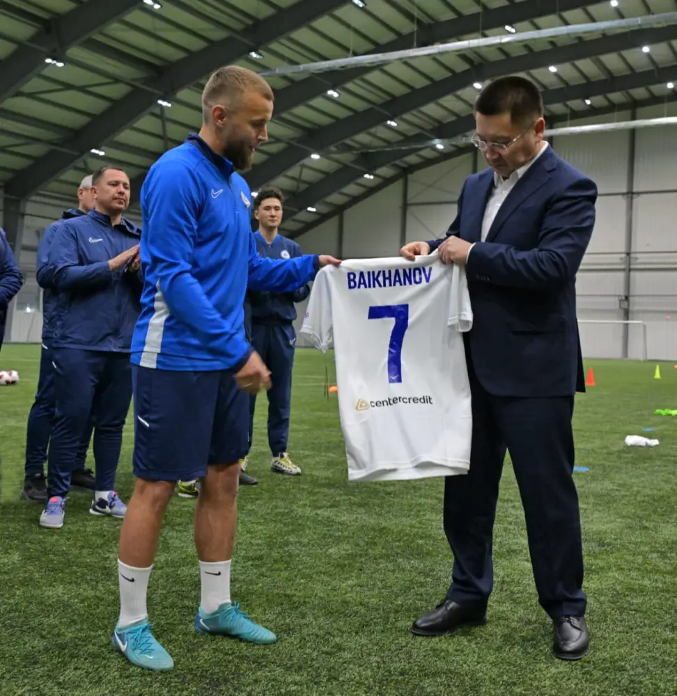 Аким области Асаин Байханов встретился с игроками и тренерским штабом ФК «Иртыш», поздравив команду с началом нового сезона в Премьер-лиге Казахстана (7)