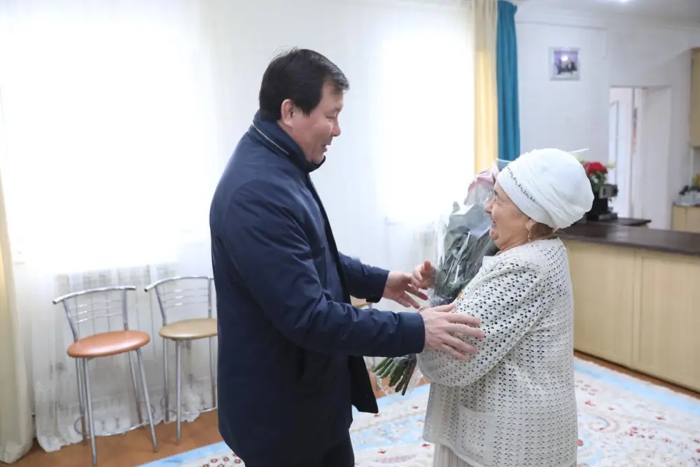 Асхат Шахаров посетил дома актюбинок, отмечая их вклад в развитие образования и культуры {city2}