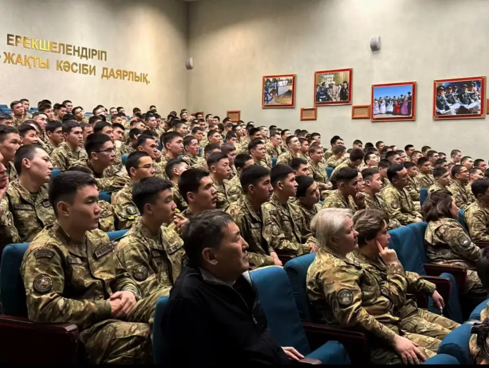 Выставка древнего вооружения в Военном колледже: укрепление связи молодежи с военной историей Казахстана {city2}