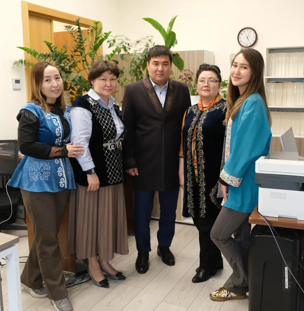 ГОСУДАРСТВЕННЫЕ СЛУЖАЩИЕ ТУРКЕСТАНСКОЙ ОБЛАСТИ ПРИШЛИ НА РАБОТУ В НАЦИОНАЛЬНОЙ ОДЕЖДЕ И ПОДДЕРЖАЛИ ДЕКАДУ “НАУРЫЗНАМА” (5)