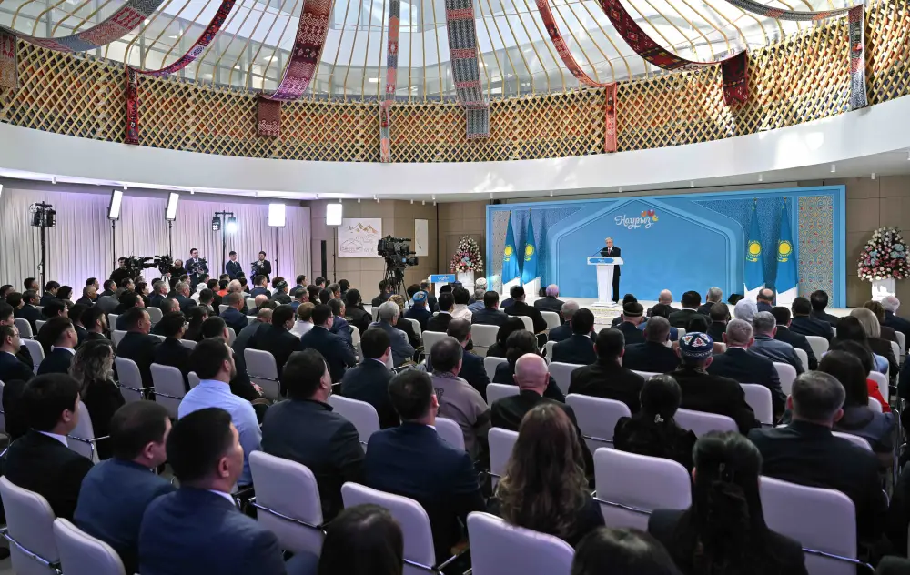 Глава государства посетил Туркестан: важные слова о значении города для народа {city2}