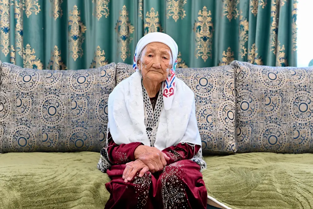 Аким области поздравил 104-летнюю труженицу тыла с праздником (3)