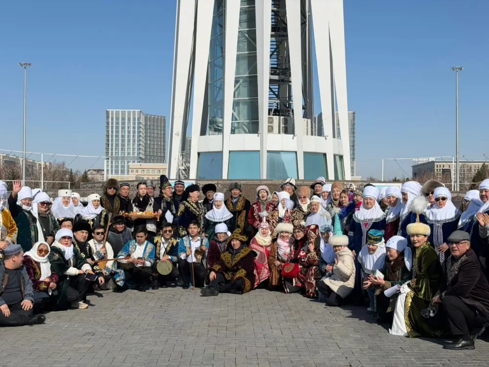 В Астане дедушки и бабушки провели шествие национальных костюмов (2)