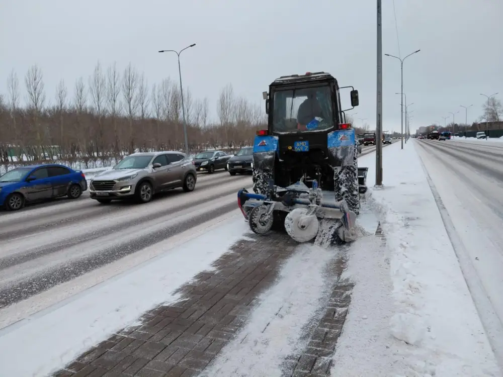 Около трех тысяч дорожных рабочих и более 1,6 тысячи единиц спецтехники задействовано в снегоуборочных работах в Астане (2)