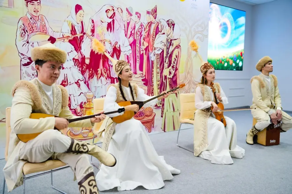 Молодые пары Астаны отмечают День семьи: обмен кольцами как символ верности и ценности семейных отношений {city2}