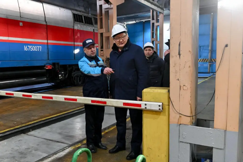 Аким области ознакомился с работой локомотивного депо «Қамқор Локомотив» в Аягозе (7)