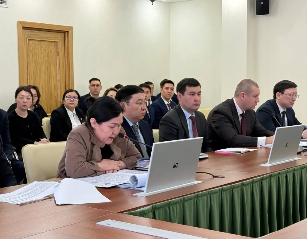 Минтруд обсудил введение специальных выплат для работников вредных производств и планы развития аннуитетной компании {city2}