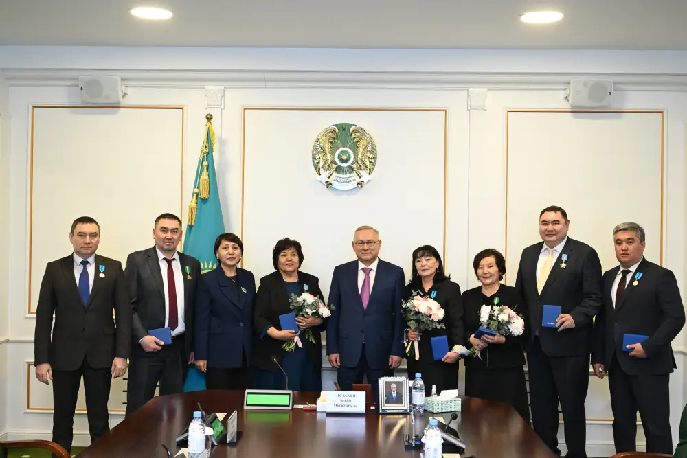 Бейбит Исабаев вручил ряду жетысуских граждан государственные награды (9)