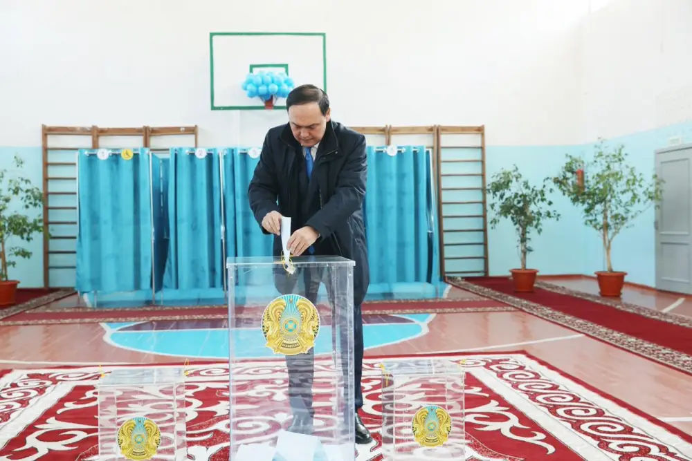 Аким Жамбылской области Ербол Карашукеев проголосовал на референдуме по новой Конституции Казахстана {city2}