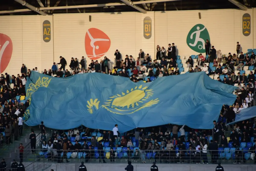 Футбольный матч Актобе Тобол на стадионе Туркестан поддержка референдума {city2}