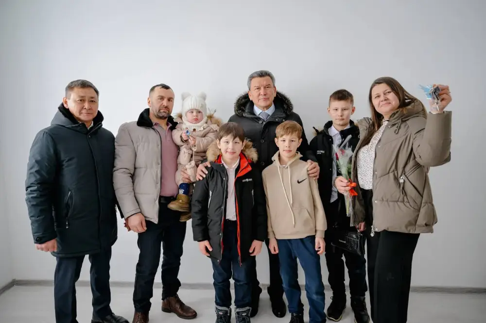 Аким области посетил Тайыншинский район и поддержал социально уязвимые группы населения через вручение ключей от нового 18-квартирного дома {city2}