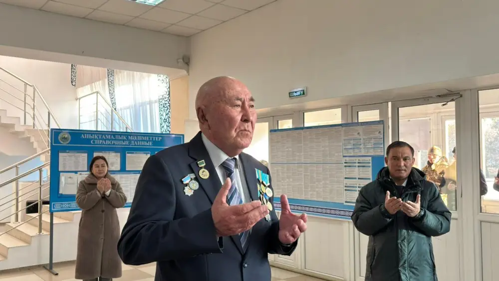 Аксакал Амангельды Беспаев голосует в Шенгельды {city2}