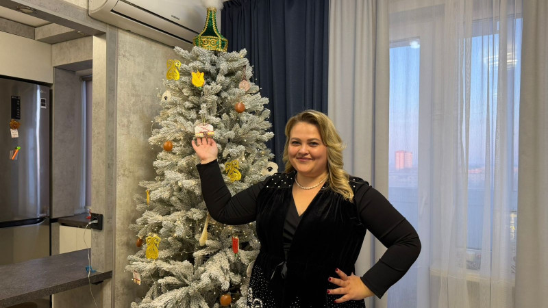 Ёлка, как мост между зимними праздниками и весенним обновлением: костанайская волшебница Вера Мадиева украсила новогодний символ в духе Наурыза {city2}