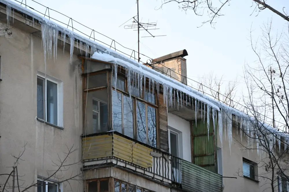 Усиление контроля за очисткой крыш жилых домов от снега в Алматы: меры безопасности для жителей {city2}