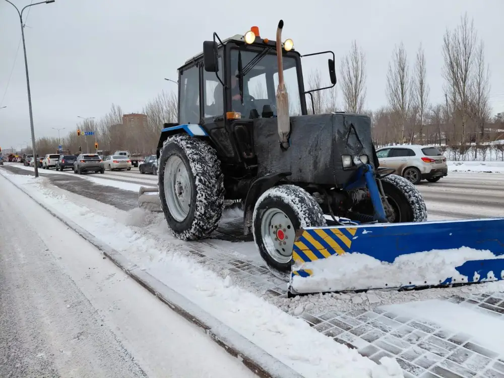В Астане активно задействованы дорожные рабочие и спецтехника для борьбы со снегом в условиях зимних погодных условий {city2}