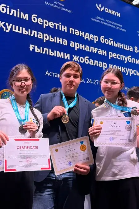 Ракетная платформа и бионический робот: карагандинцы взяли золото на национальном конкурсе (8)