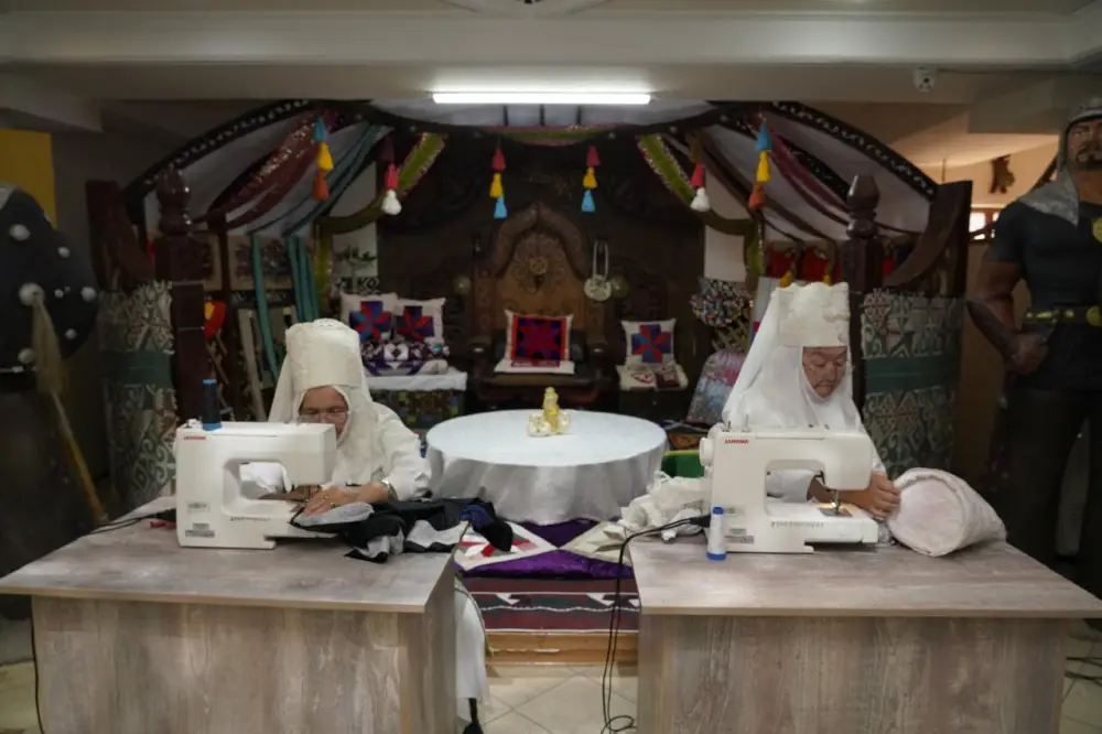 Столичные пенсионеры участвуют в мастер-классе по созданию кимешек на День национальной одежды {city2}