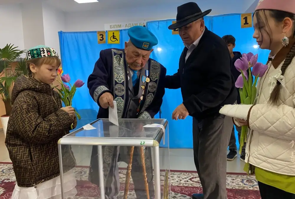 Участие 102-летнего ветерана в референдуме: символ преемственности и активного гражданского участия {city2}