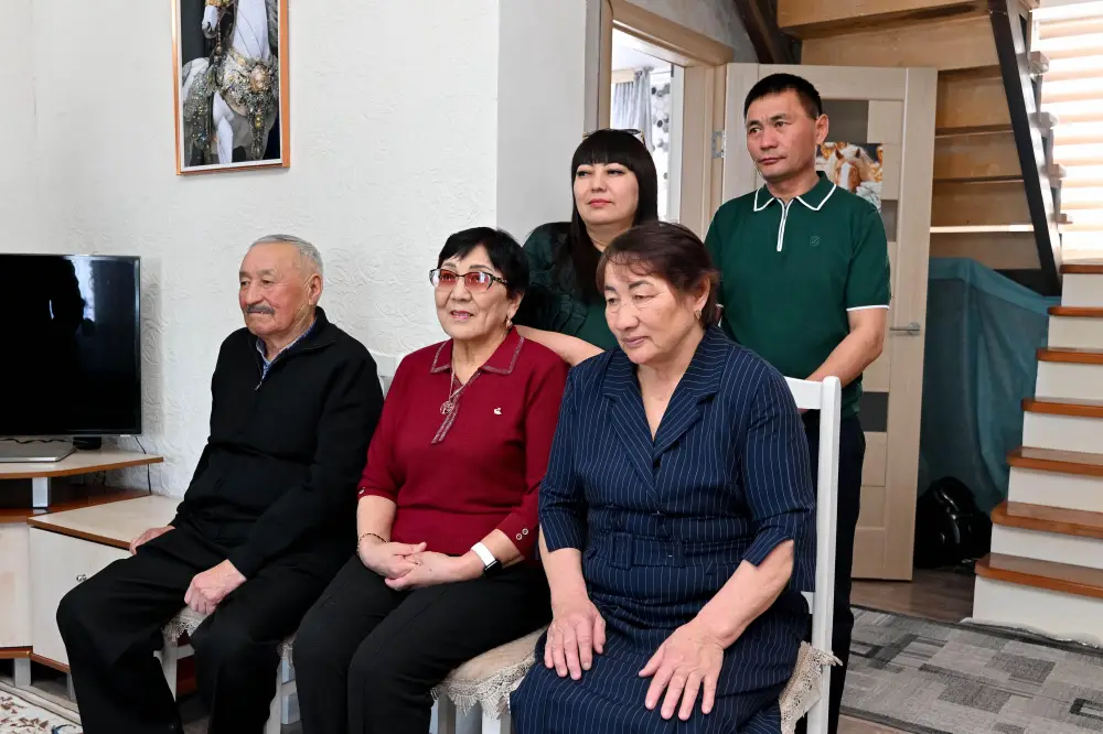 Аким области поздравил 104-летнюю труженицу тыла с праздником (7)