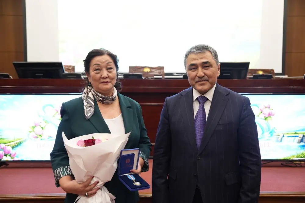 Признание женщин-работниц водной отрасли: награды как символ социального уважения и поддержки в их профессиональной деятельности {city2}