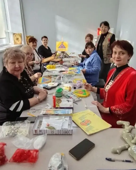 Тумар на холсте: карагандинская библиотека провела этно-мастер-класс по акриловой живописи (2)