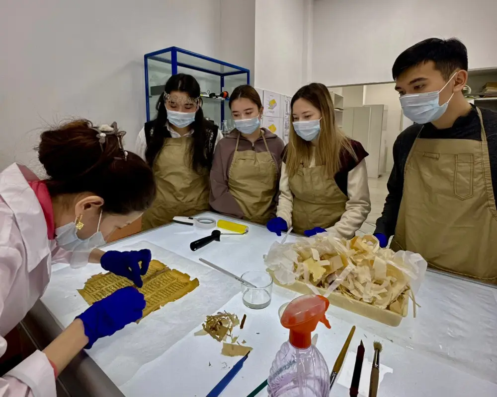 Сохраняя страницы истории: мастер-класс по восстановлению редких книг в Национальном центре рукописей {city2}