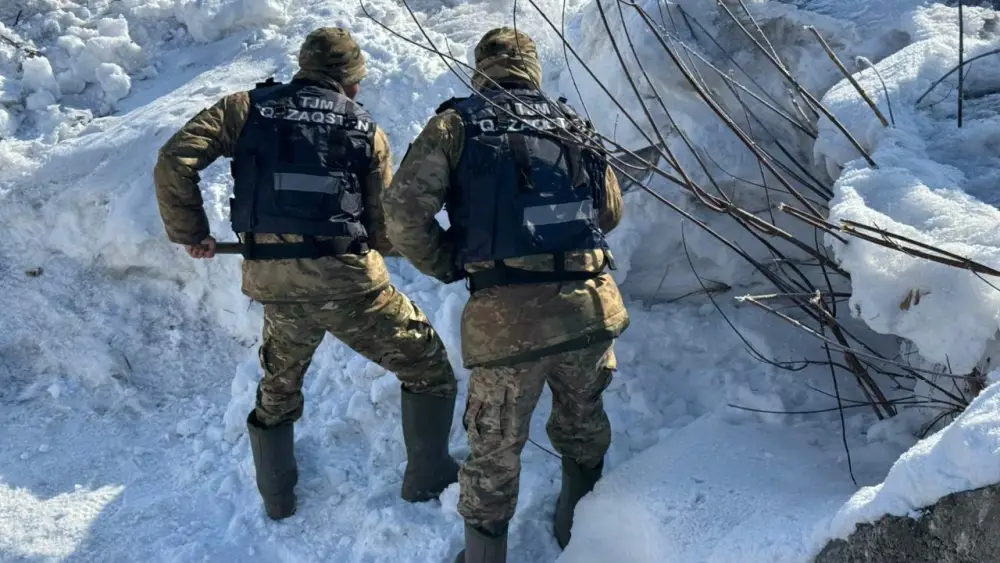 Военнослужащие 2-го спасательного батальона в Алтайском районе проводят мероприятия по предотвращению паводков для защиты местного населения. {city2}