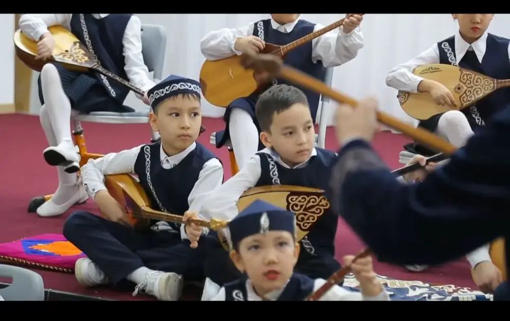 «Күй күмбірі»: школьники Астаны одновременно сыграли на домбре (2)