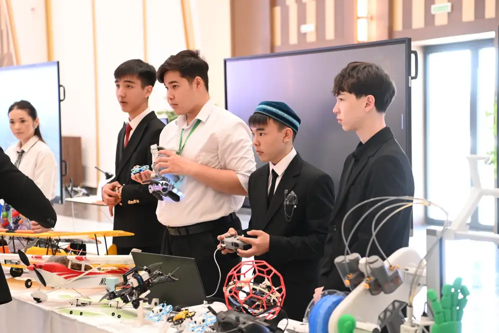 Депутаты Парламента ознакомились с работой Центра компетенций (6)