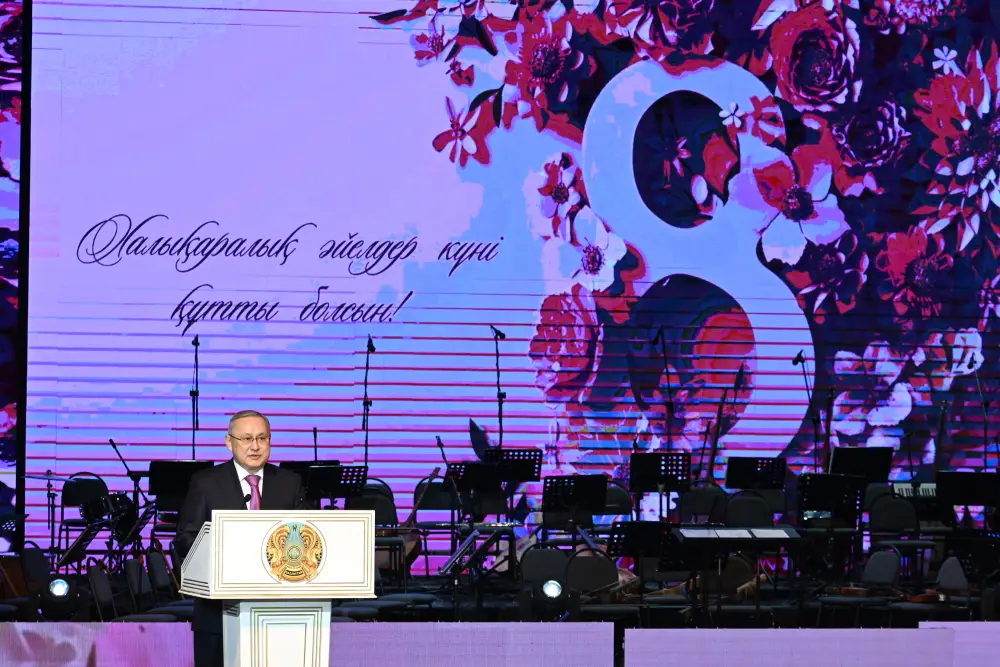 Бейбит Исабаев поздравил жительниц Жетісу с 8 Марта и вручил государственные награды {city2}